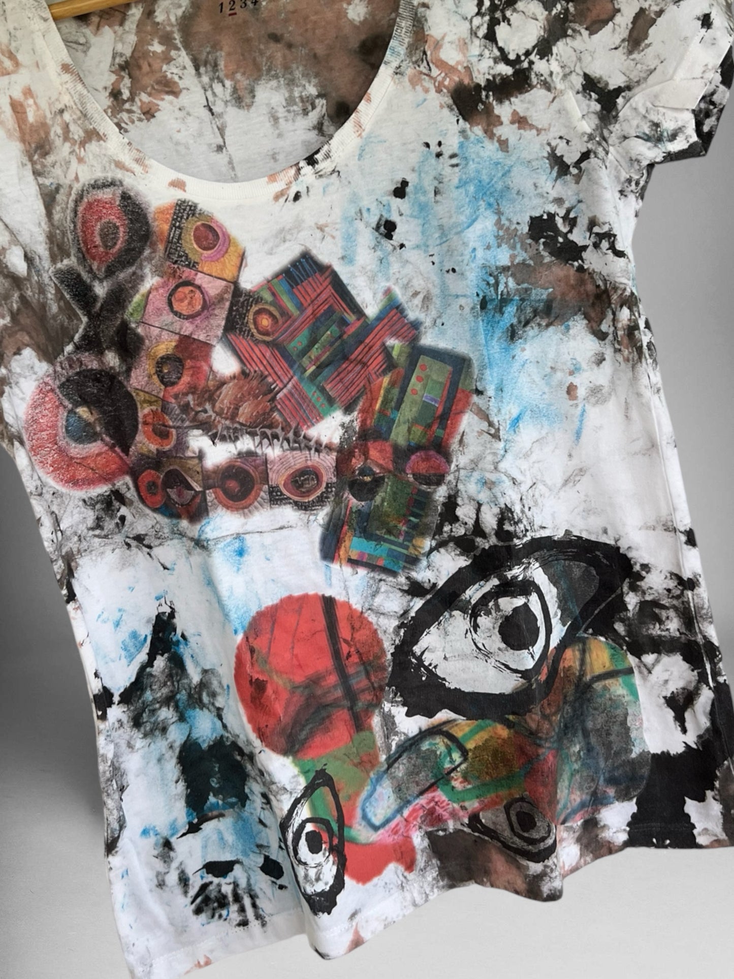Women’s Abstract Graphic Scoop Neck T-Shirt *